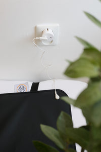 Earthle Erdungsstecker in einer geerdeten Steckdose, mit dem Kabel zur Schlafmatte