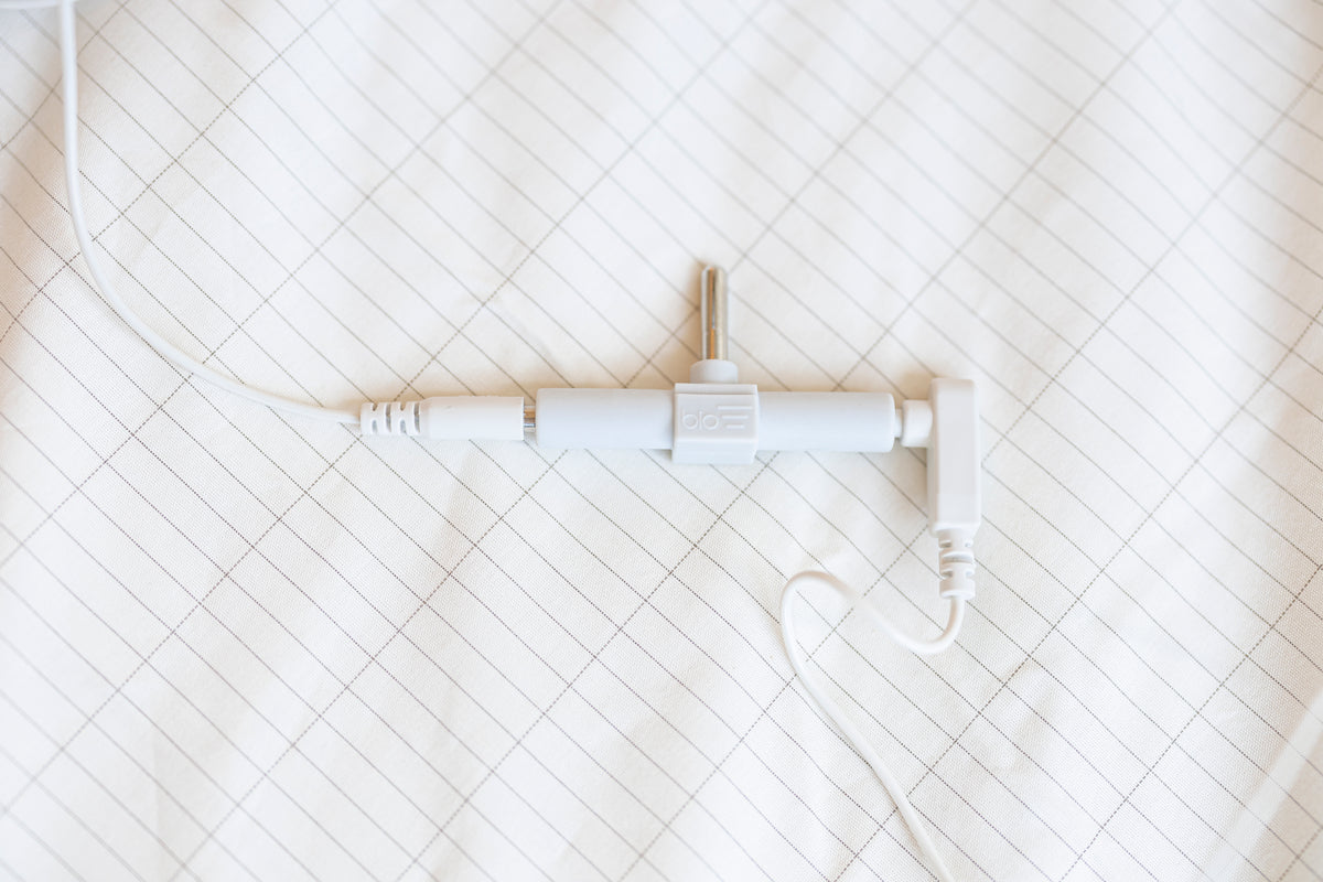 Erdungsverteiler und Kabel über der Kante eines Erdungslakens