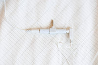 Erdungsverteiler und Kabel über der Kante eines Erdungslakens