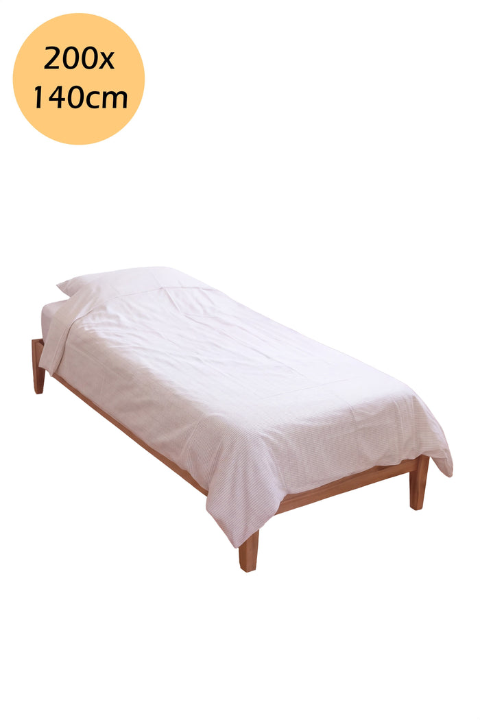 Earthle Erdungs-Bettbezug auf einem Bett, 200 x 140 cm